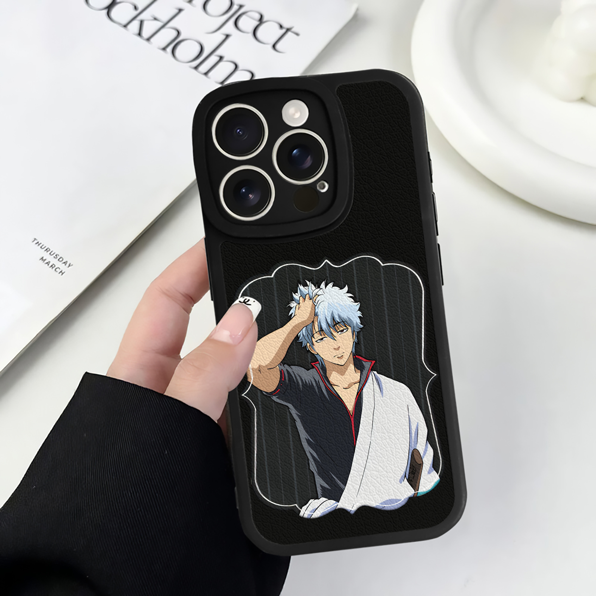 （画像用） ぎんたま 坂田銀時（さかたぎんとき） 神楽 志村新八（しむら しんぱち） GINTAMA Sakata Gintoki Kagura Shimura Shinpachi 【iPhone 16シリーズ対応】シリコンスマホケース（レザー調） 材質：シリコン